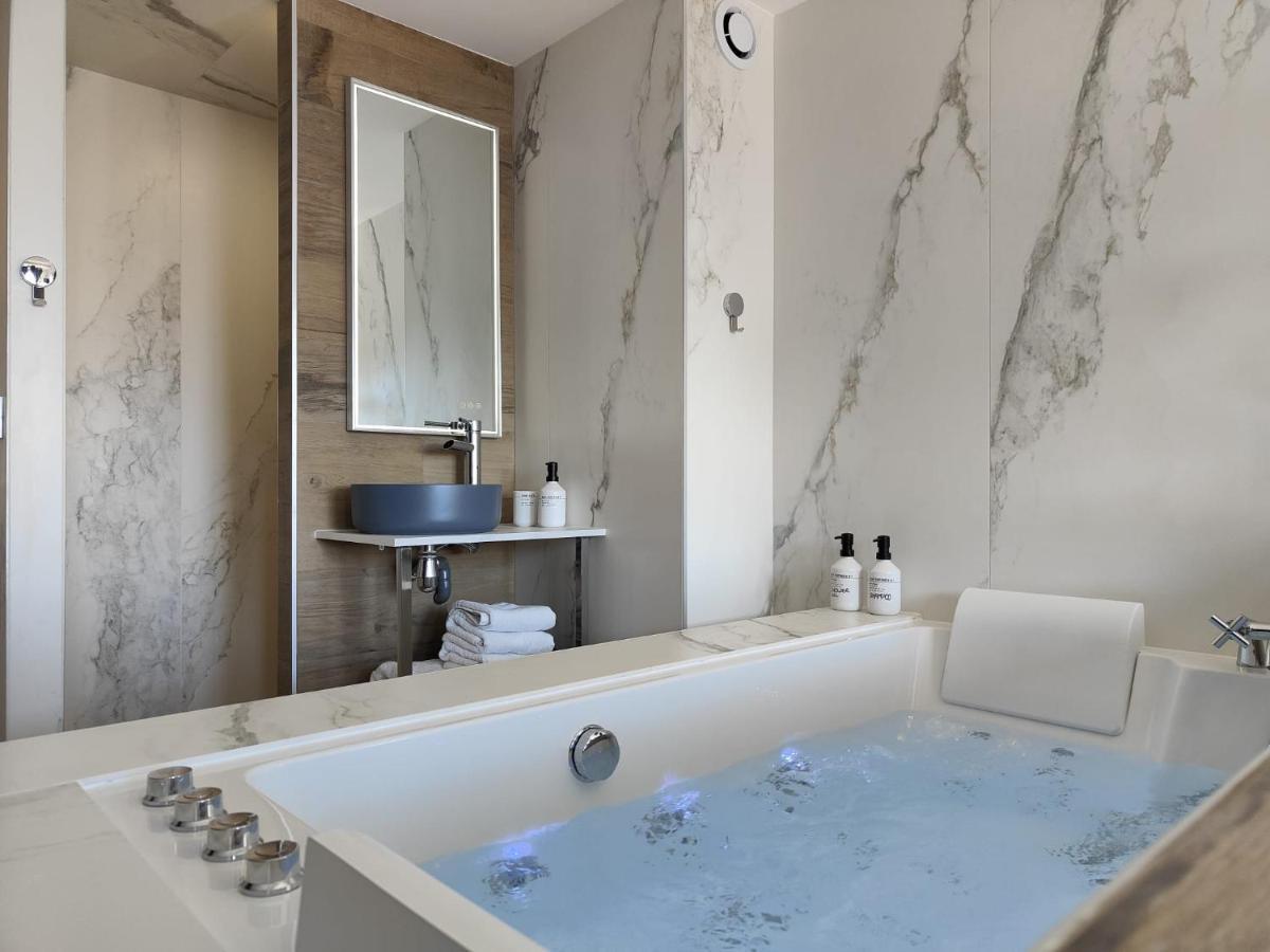Suites Jm - Les Pins Marines - Jacuzzi & Vue Mer 방돌 외부 사진