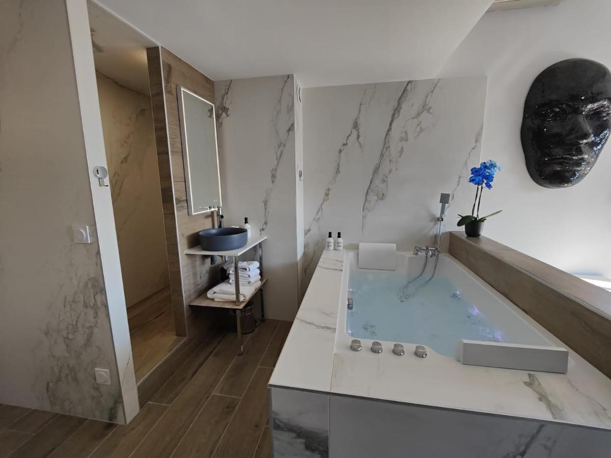 Suites Jm - Les Pins Marines - Jacuzzi & Vue Mer 방돌 외부 사진