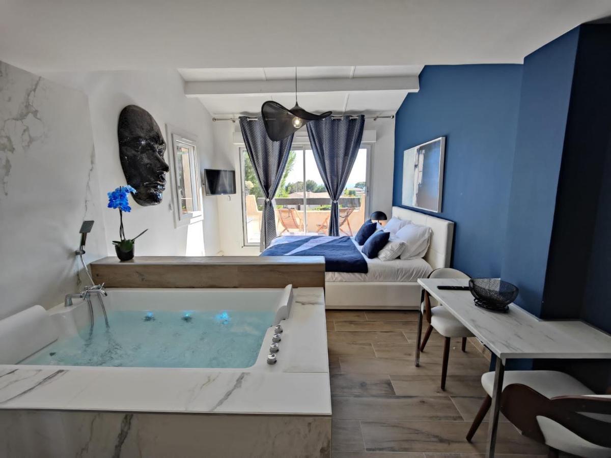 Suites Jm - Les Pins Marines - Jacuzzi & Vue Mer 방돌 외부 사진